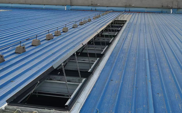 某城市大型商业综合体中庭铜川排烟窗工程